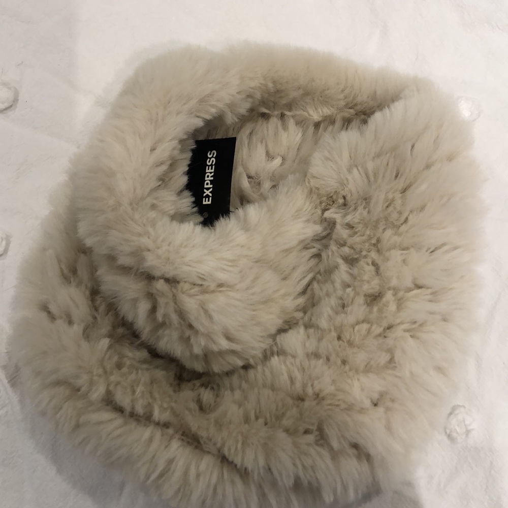 Express furry neck gator! New!